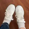 Tênis de treino alemães estilosos de cano baixo para mulheres, nova coleção de outono 2026, tênis brancos respiráveis, sapatos brancos casuais versáteis, modernos