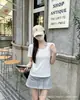 Top feminino simples de cor sólida, manga curta, gola U, estilo básico, para o dia a dia, fornecimento no atacado de lojas físicas, entrega em peça única