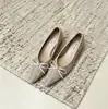 Primer Encuentro Jifa Tacón de Cuña Francés Diseño Patchwork Sentido del Temperamento Lazo Zapatos de Salón Mujer 2026 Otoño/Invierno Nuevo Gamuza Retro