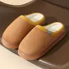 Nuevas zapatillas de algodón de moda estilo étnico con borde enrollado de marca para otoño e invierno para hombres y mujeres, zapatillas de algodón antideslizantes para interiores de pareja al por mayor