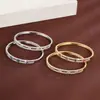 Exclusivamente para los mercados europeo y americano, Moda transfronteriza de alta gama, Pulsera hueca geométrica cuadrada con circonitas de colores y chapado en cobre, Venta directa del fabricante