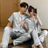 Pijama de casal de manga curta para primavera e outono, atacado, masculino e feminino, seda gelada, cor sólida, imitação de seda, pode ser usado fora de casa, conjunto de roupas para casa