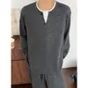 Nuevo Conjunto de Camiseta y Pantalones Falsos de Dos Piezas con Patrón de Espina de Pescado Delgado para Hombres Adolescentes Otoño 2026 con un Toque de Alta Gama