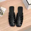 Sandalias retro negras nuevas de suela blanda para uso exterior, zapatos slip-on calados, pantuflas de punta cerrada verano 2026, nuevo diseño tejido
