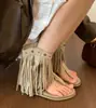Sandalias bohemias con tachuelas y flecos para mujer, nuevo estilo de verano 2026, tacón de cuña que aumenta la altura, chanclas romanas