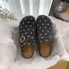 Sapatos casuais slip-on peludos para outono e inverno com solas grossas e biqueira fechada, chinelo de bolinhas estilo novo versátil 2026 sapatos de algodão para uso externo