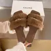Novas pantufas peludas estilo francês 2026 para mulheres, adequadas para uso externo, versão coreana, bico quadrado, salto baixo, sandálias da moda com fivela de metal para casa e para ir ao trabalho