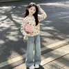 Conjunto de suéter de otoño para niñas 2026 nuevo estilo, con un suéter de punto de conejo de dibujos animados y pantalones de mezclilla, un conjunto de dos piezas moderno para niños mayores