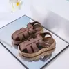 Sandálias Infantis Verão 2026 Vazadas Fechadas na Ponta Estilo Princesa Sola Macia Calçados Infantis Tecidas Moda Verão Praia Sapatos para Meninos