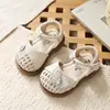Sandálias de princesa antiderrapantes com sola macia, sandálias de bico fechado, novas sandálias de verão tecidas para crianças, para meninas, com strass, nas cores prata e bege, outras cores disponíveis