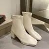 Botas Chelsea de bico quadrado para outono e inverno, cano curto, 2026, novas, para mulheres, couro macio, versáteis, na cor nude, sola macia, estilo britânico, salto grosso