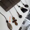 Otoño e Invierno Marrón Maillard Collar Desgastado con Borla Diseño Largo de Nicho Cadena para Suéter Accesorios Simples y Versátiles