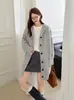 Cardigã de tricô casual com capuz de cor sólida, novo modelo outono e inverno 2026, elegante e versátil, casaco suéter de comprimento médio para mulheres