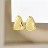 Brincos de textura plissada de desenho de fio distintivo e exclusivo Design de nicho feminino Brincos de sentido avançado Brincos elegantes de celebridades da Internet