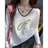 Camiseta de algodão puro com blocos de cor e mangas compridas, nova coleção de outono para mulheres, gola V, caimento justo, versátil, estampa floral leve, cor cinza
