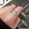 Mão segurando anel de junta mãos de amor anel abraçando anel joia transfronteiriça Aberto feminino anel de prata tailandesa atacado