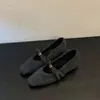 Zapatos Mary Jane para mujer con punta cuadrada, que cuentan con un tacón oculto, un estilo inspirado en Chanel y un nuevo diseño de invierno 2025 con forro afelpado y un detalle de lazo, exudando un aspecto elegante y peludo.