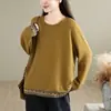 Foto real de la nueva colección de otoño e invierno 2026 de comercio exterior japonés y coreano, top de punto de manga larga con cuello redondo, bloques de color, botones de colores, para mujer, para ir al trabajo