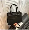 Bolso Cruzado de Hombro Simple de Moda de Nicho para Mujer Nueva Temporada 2026 Bolso de Mano Versátil Elegante Retro