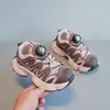 Zapatillas de correr para niños, nueva colección primavera/otoño 2026, zapatillas tipo "dad shoes" con botón giratorio para niños, zapatillas suaves, ligeras y casuales para niñas