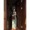 Vestido de vacaciones estilo francés, adecuado para turnos nocturnos, con un look juvenil, que presenta un diseño transparente de cuello halter y un escote en V