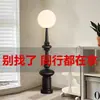 Sofá decorativo de salón romano de diseñador italiano, lámpara de pie decorativa, lámpara de mesa de resina de mediados de siglo para mesita de noche de dormitorio