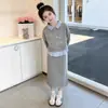 Conjunto de Roupa de Primavera para Meninas: Conjunto de Duas Peças: Moletom Estilo Coreano de Manga Longa Falso Duas Peças e Saia Versátil