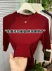 Camiseta negra carbón de cuello alto pequeño para mujer, nuevo estilo primavera 2025, moderna y versátil, con mangas tres cuartos, perfecta como capa interior o camiseta básica