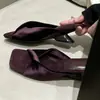 Sandálias de Salto Anabela Quadradas Plissadas de Veludo Estilo Retro Francês Chuyuji para Mulheres, Sapatos Franceses Leves de Luxo para Uso Externo de Verão