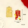 Placa Vermelha Festiva de Ano Novo Chinês com Frases para Riqueza, Paz e Prosperidade, Apresentando um Design de Dança do Leão para o Ano do Cavalo, com a Mensagem "Fique Rico Imediatamente," Corrente para Celular e Chaveiro