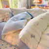 Un lado puro algodón, un lado terciopelo de leche, juego multifuncional de algodón con felpa de cuatro piezas para otoño e invierno, juego cálido de tres piezas con estampado floral de dibujos animados
