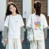 Camiseta de manga larga para niña, nueva colección de otoño 2026, estilo de dos piezas, algodón puro, ropa de otoño, capa base casual para niños mayores
