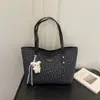 Bolso tote de hombro casual para mujer, simple, con estampado 2026, de gran capacidad, con colgante, para ir al trabajo y de compras, en un estilo fresco, moderno y relajado