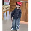 Conjunto de tres piezas nuevo de otoño 2026 para niños: Ropa exterior holgada estilo coreano, camisa a cuadros con capucha y pantalones vaqueros con estampado de estrellas