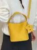 Bolso de hombro de lujo de alta gama, nuevo modelo 2026, bolso cruzado para mujer para el trabajo, bolso tipo cubo vintage exquisito y ultralujoso