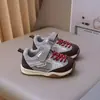 Novos Sapatos Casuais Infantis Outono 2026 Estilo Coreano Moda Cor Blocada Bico Fechado Anti-Chute Sapatos para Esportes ao Ar Livre para Meninos e Meninas