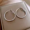 Brincos Argola Redondos com Letras Lisas Agulha de Prata, Estilo Minimalista, Simples e Modernos, Brincos Versáteis, Luxo Leve e Sensação de Alta Qualidade