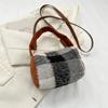 Bolso de lana a cuadros de estilo coreano para mujer, nuevo bolso de almohada portátil de moda de otoño e invierno 2023, bolso de mensajero versátil de alta calidad