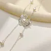 Luxo Leve e Sensação de Alta Qualidade Renda Prateada Vazada Colar Floral de Pérola de Camada Dupla Versátil para o Dia a Dia e Elegante Corrente para Clavícula Acessório