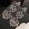 Pendientes de Flor de Perla con Circonita Incrustada de Diamantes de Lujo, Pendientes de Moda de Lujo Ligero y Gama Alta, Pendientes de Estilo Europeo y Americano con un Diseño de Nicho