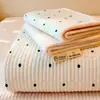 Funda de Cama Cálida Engrosada Juego de Tres Piezas Vellón de Leche Temporada de Otoño e Invierno Protector de Cama Cubierta de Cama Más Terciopelo Simple para Cama Cubierta Protectora