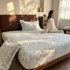Cubrecama de terciopelo de color tallado tridimensional más protector de colchón cálido de terciopelo Simmons cubierta de cama a prueba de polvo para tatami