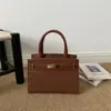 Bolsa de mão nova, elegante e fashion para o outono de 2026, simples e chique, com um design quadrado retrô, adequada como bolsa de ombro ou bolsa transversal para mulheres