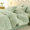 Set de cuatro piezas de terciopelo de leche bordado tridimensional engrosado para otoño e invierno, con un diseño fresco y elegante, cálido terciopelo de copo de nieve y un juego de tres piezas de terciopelo para bebé