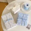 Una variedad de lindos papeles de regalo de dibujos animados para regalos navideños, materiales de embalaje para cajas de regalo, papel de regalo mixto de alta apariencia