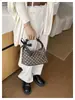 Bolsa feminina moderna e estilosa de cor contrastante com bolinhas, bolsa de mão texturizada, bolsa de ombro único ou transversal da moda para o dia a dia, bolsa pequena fresca e doce