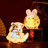 Durante o Festival do Meio Outono, crie uma atmosfera calorosa e aconchegante com lanternas artesanais DIY para uma experiência em família.. Estas novas lanternas portáteis são perfeitas para iluminar o céu noturno.
