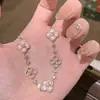 Popular no Xiaohongshu: Pulseira Luxuosa de Madrepérola Rosa Trevo de Quatro Folhas para Mulheres, Cravejada com Zircônia, Design de Flor Vazada, Pulseira Ajustável