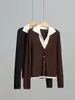 Novo Estilo Outono/Inverno 2026 Cardigã Feminino Falso Duas Peças Gola V Lã de Seda com Botões, Corte Justo, Top Casual Elegante