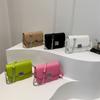 Bolso de cadena de verano, nuevo estilo, moderno y bonito, para llevar debajo del brazo, sencillo y popular, con textura personalizada, pequeño y cuadrado.